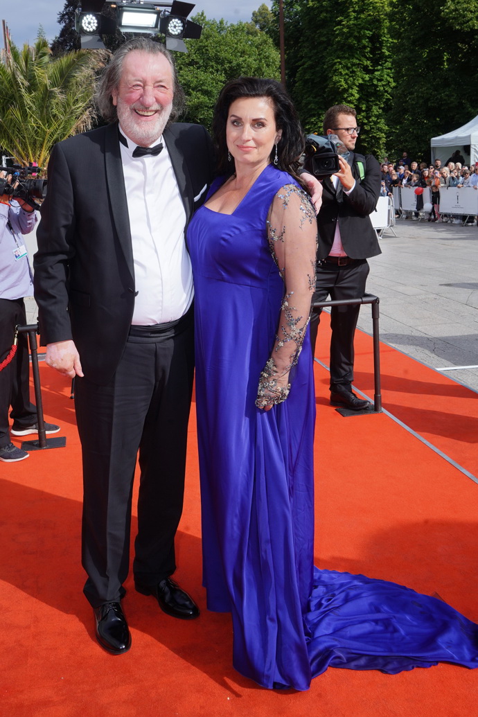 Festivalem oceněný Bolek Polívka přišel v doprovodu své manželky Marcely, která oblékla róbu v barvě královské modři.
