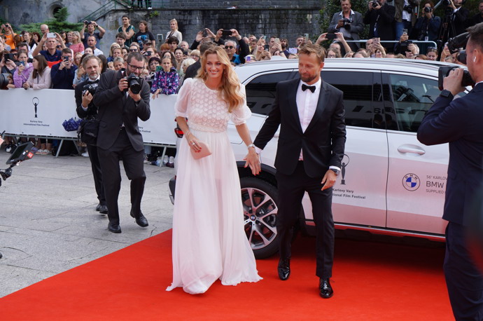 Petra Kvitová s partnerem Jiřím Vaňkem při příchodu na závěrečný ceremoniál MFFKV 2022. 