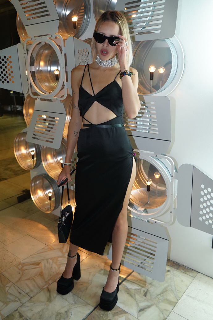 Podobně troufalí byli také další návštěvníci závěrečného ceremoniálu. Tato slečna ukázala víc kůže, než by se na červený koberec možná hodilo.