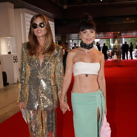 Ta dala na odiv svou štíhlou postavu v oděvu, který rozhodně neodpovídal dress codu zahájení filmového festivalu. Na snímku s další módní experimentátorkou a kamarádkou Emmou Smetana.