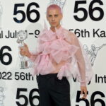 Španělský herec a režisér Eduardo Casanova, který v Karlových Varech získal jednu z cen, je známý provokatér, který do společnosti rád nosí výstřední outfity. Ani tentokrát se nenechal zahanbit a oblékl růžovou halenku v barvě cukrové vaty, kterou sladil s barvou svých vlasů.