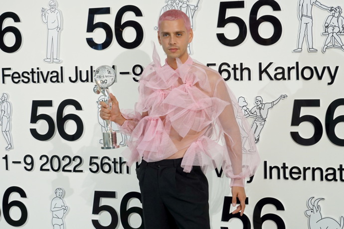 Španělský herec a režisér Eduardo Casanova, který v Karlových Varech získal jednu z cen, je známý provokatér, který do společnosti rád nosí výstřední outfity. Ani tentokrát se nenechal zahanbit a oblékl růžovou halenku v barvě cukrové vaty, kterou sladil s barvou svých vlasů.