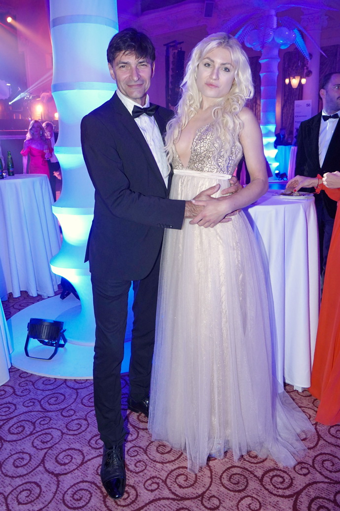 Zdeněk Podhůrský se svou mladičkou přítelkyní již tradičně přitahovali pohledy ostatních, a to díky jakémusi barbie stylu, kterému mladá slečna propadla.