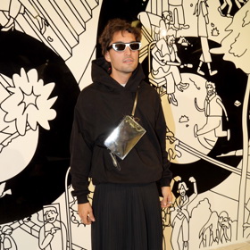 Její partner Jordan Haj kraluje rubrikám módní policie s železnou pravidelností. Ani on nepůsobí dojmem, že by se ho snad kulturní dění nějak dotýkalo. V mikině vypadá spíše tak, jako by šel vynést odpadky a do hotelu Thermal zabloudil náhodou. O spodní části jeho outfitu raději pomlčíme - co si o něm myslíte vy?