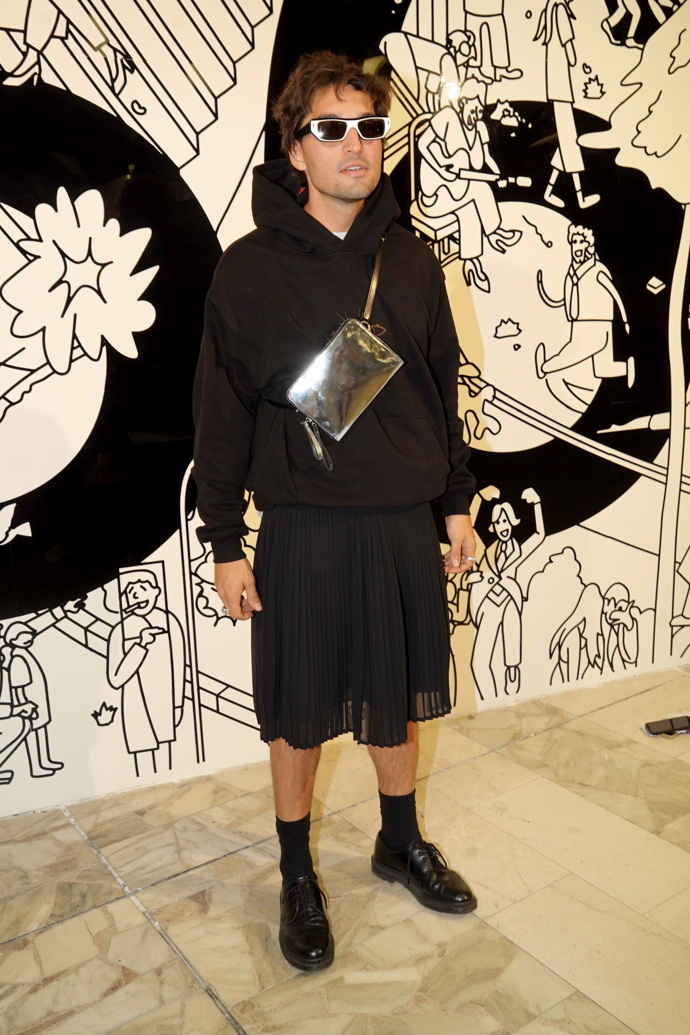 Její partner Jordan Haj kraluje rubrikám módní policie s železnou pravidelností. Ani on nepůsobí dojmem, že by se ho snad kulturní dění nějak dotýkalo. V mikině vypadá spíše tak, jako by šel vynést odpadky a do hotelu Thermal zabloudil náhodou. O spodní části jeho outfitu raději pomlčíme - co si o něm myslíte vy?