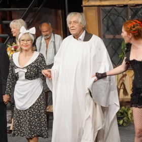 Janu Švandovou můžeme vídat v pražském Divadle Bez Zábradlí. Představení Bez roucha se letos bohužel s diváky rozloučilo.