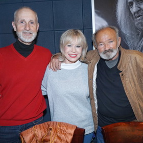 Jana Švandová se svými divadelními kolegy, Josefem Cardou (vlevo) a Rudolfem Hrušínským mladším (vpravo).