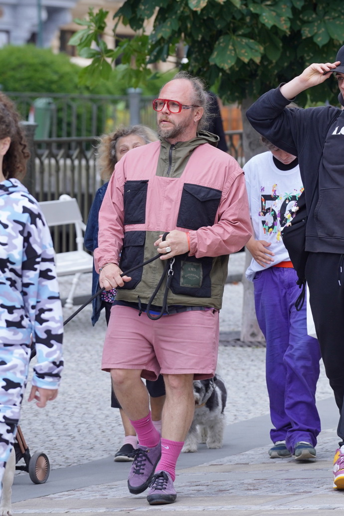 Herec Rostislav Novák budil svým outfitem pozornost na karlovarské kolonádě. Nevíme, který stylista mu jej doporučil, ale můžeme s jistotou konstatovat, že slova mistra etikety Ladislava Špačka o bílé košili jsou hodna následování: Tesat do kamene!