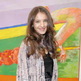 Herečka Sara Sandeva má díky svým makedonským kořenům husté a pevné vlasy.