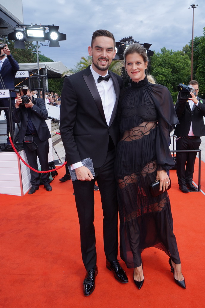 Basketbalista Tomáš Satoranský dorazil v doprovodu své ženy Anny. Svěřili se, že s přípravou jim pomohli profesionálové na festivalu, takže si s outfitem nemuseli příliš dlouho lámat hlavu.