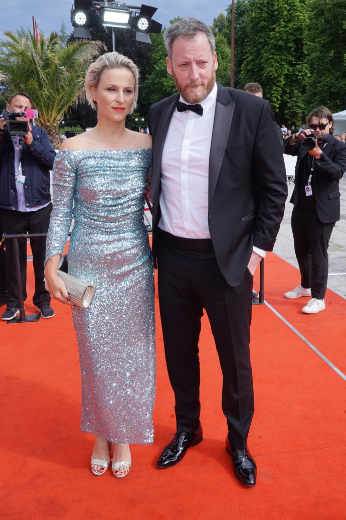 Výkonný ředitel filmového festivalu Kryštof Mucha v doprovodu své ženy Dariny, která zazářila v tyrkysových flitrech.