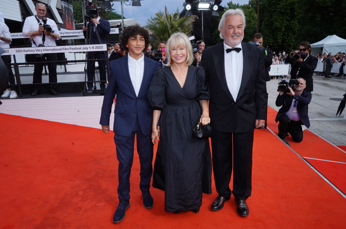 Herečka Jana Švandová letos na závěrečný ceremoniál filmového festivalu v Karlových Varech přišla v doprovodu svého patnáctiletého vnuka Adama a svého manžela, Pavla Satorie.