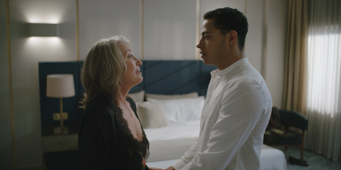 Mezi Nancy a Leem začíná vznikat neobvyklý vztah. Otevřou se jeden druhému.