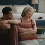 Proto se rozhodne využít služeb mladého gigola Lea (Daryl McCormack).