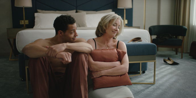 Proto se rozhodne využít služeb mladého gigola Lea (Daryl McCormack).