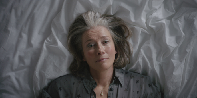 Hodně štěstí, pane Veliký: Nancy (Emma Thompson) je vdova a za celý svůj život spala jen s jedním mužem. 