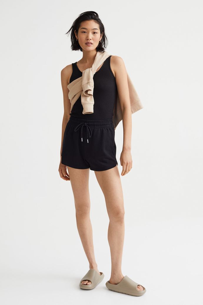 Černé teplákové šortky. H&M, 249 Kč