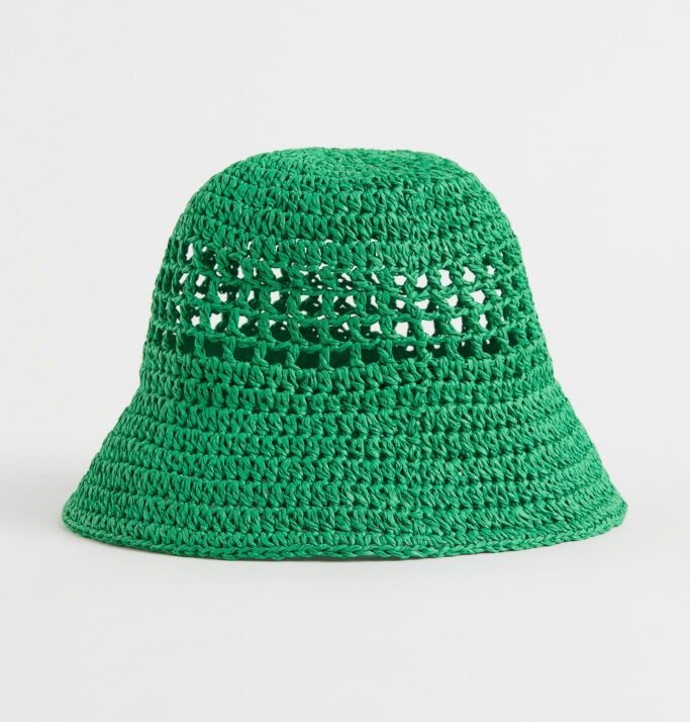 Zelený slaměný bucket hat. H&M, 399 Kč