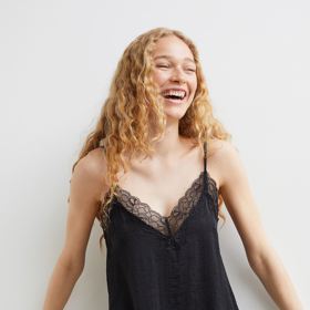 Černá saténová noční košilka. H&M, 399 Kč. 
