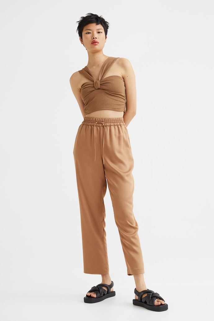 Tmavě béžové natahovací kalhoty. H&M, 499 Kč