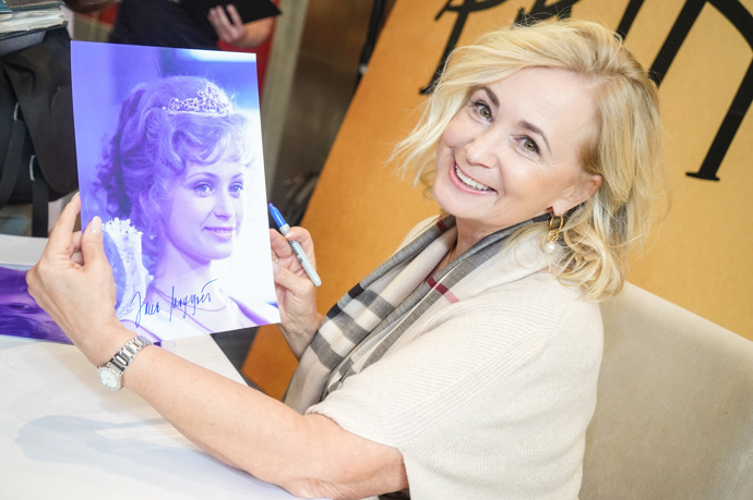 V létě 2022 nás přitom herečka jako blondýnka vítala na karlovarském filmovém festivalu. 