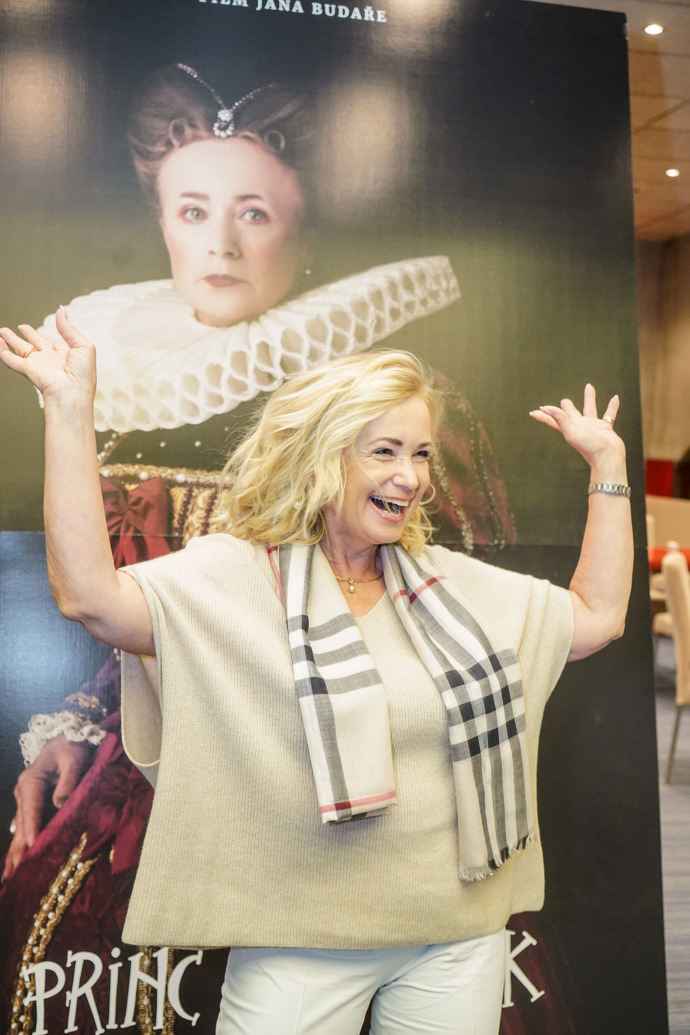 Blonďatá prezentovala pohádku Princ Mamánek. 