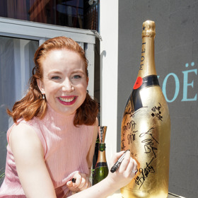 Herečka Alena Doláková v našem rozhovoru říká, že večírky plné šampaňského, krevet a ústřic jí rozhodně nejsou cizí.