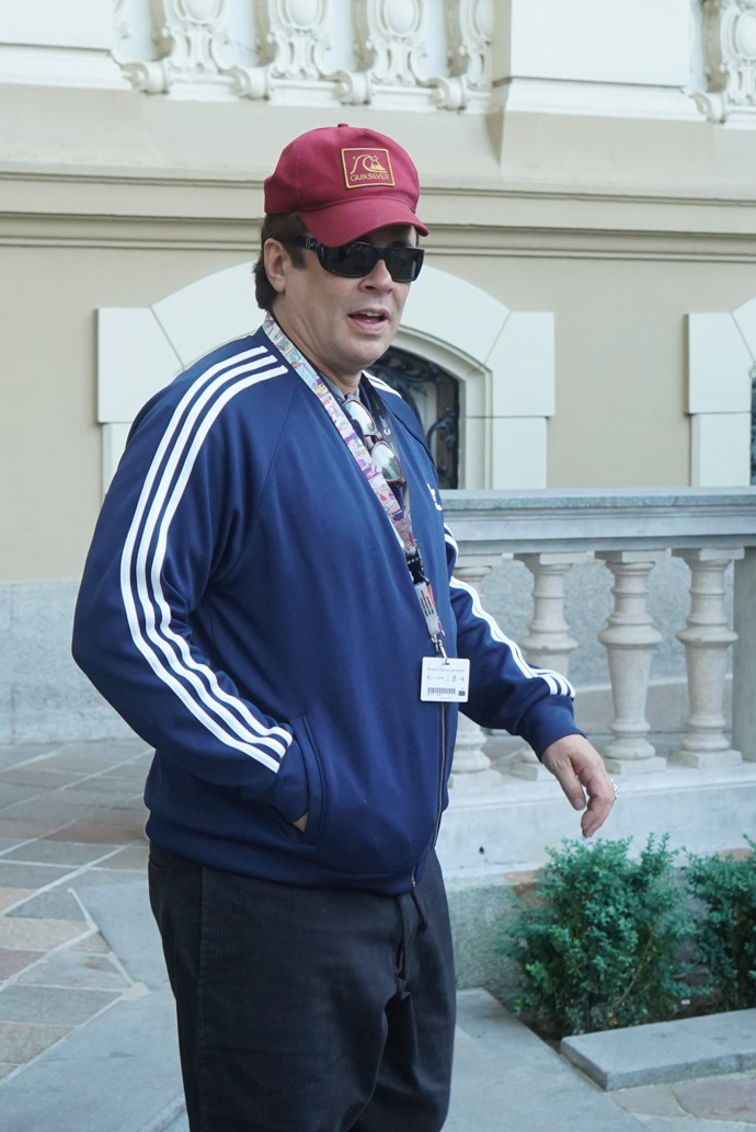 Trapasu se na karlovarské kolonádě dopustila také hlavní zahraniční hvězda festivalu, Benicio del Toro. Na procházku si vyrazil v outfitu, který připomínal teplákovou soupravu - a při detailnějším pohledu zřejmě nejsme daleko od pravdy. Skutečně si to festival zaslouží?