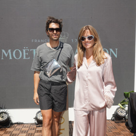 Zde již společné foto páru, posuďte sami svým kritickým okem. Jde o společenský koktejl ikonické značky pravého šampaňského. Emma Smetana se rozhodla nesundat pyžamo a zkrátka přijít, Jordan Haj se oblékl, jakoby se krátce poté chystal na turistickou vycházku na karlovarskou vyhlídku Diana.