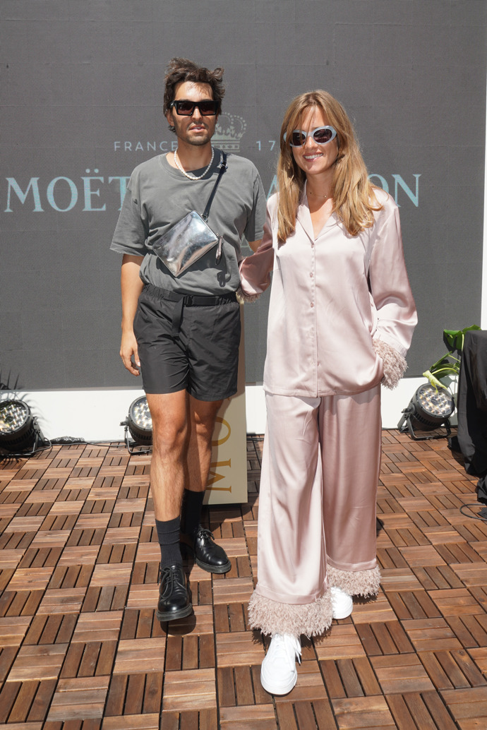 Zde již společné foto páru, posuďte sami svým kritickým okem. Jde o společenský koktejl ikonické značky pravého šampaňského. Emma Smetana se rozhodla nesundat pyžamo a zkrátka přijít, Jordan Haj se oblékl, jakoby se krátce poté chystal na turistickou vycházku na karlovarskou vyhlídku Diana.