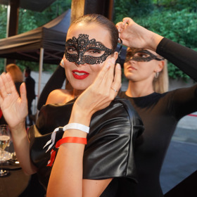 Modelka Iva Kubelková si nechávala zavázat masku starší dcerou Natálií.