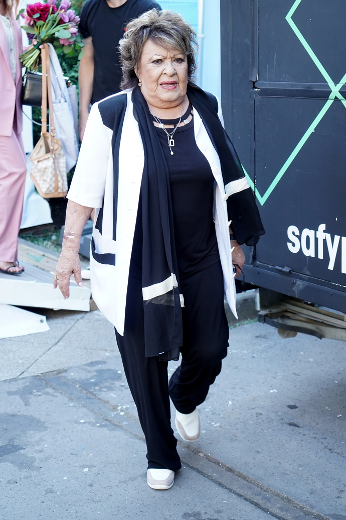 Jiřina Bohdalová oblékla ve Varech vedle šatů také tento slušivý úbor.