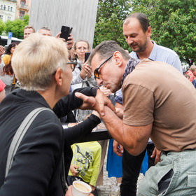 Herec Ondřej Vetchý zdravil - na rozdíl od některých kolegů - všechny své fanoušky. Bez rozdílu a srdečně.