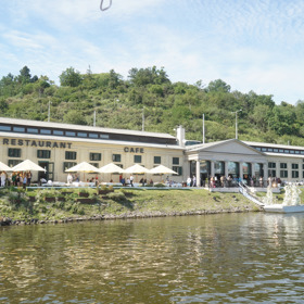 Svatba Vémolových se konala v Občanské plovárně v Praze.