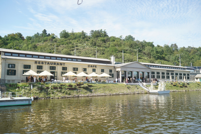 Svatba Vémolových se konala v Občanské plovárně v Praze. 