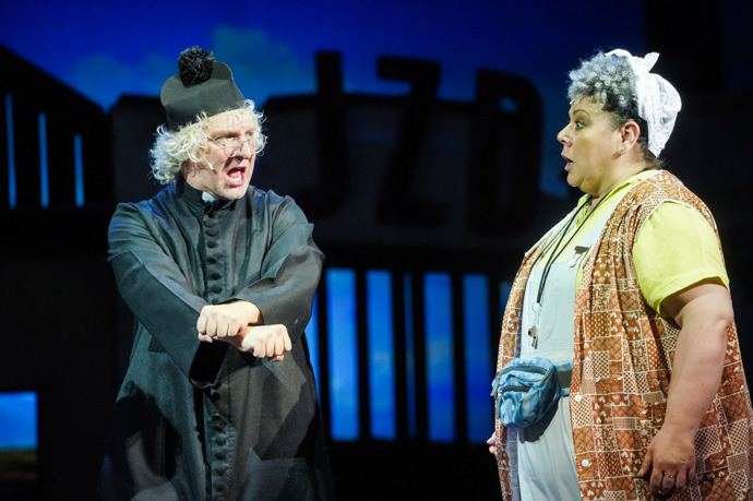 Chybět nesmí pan farář, kterého v muzikálu hrají Bronislav Kotiš či Denny Ratajský, a Cecilka - na fotografii muzikálová herečka Petra Slaninová. Ve filmu si faráře zahrál Luděk Kopřiva a Cecilku Vlastimila Vlková.