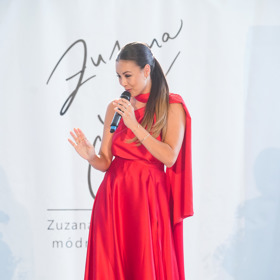 Monika Bagárová byla v Karlových Varech hlavní hvězdou přehlídky návrhářky Zuzany Lešák Černé.