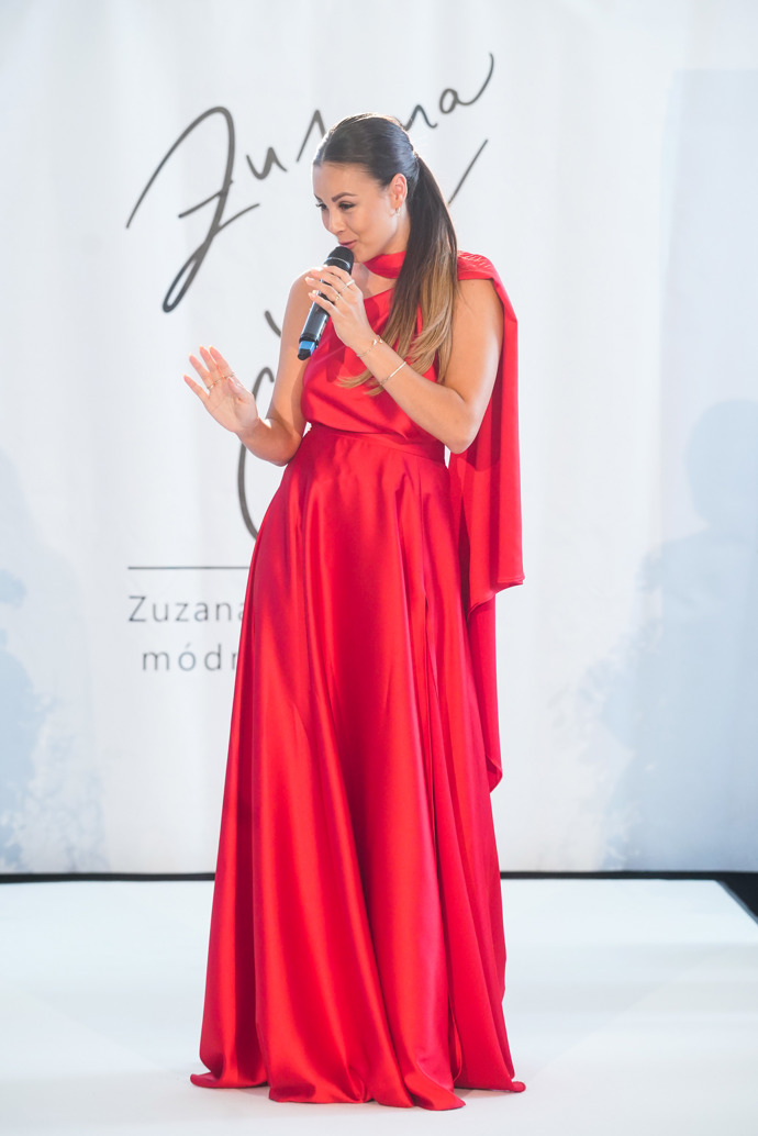 Monika Bagárová byla v Karlových Varech hlavní hvězdou přehlídky návrhářky Zuzany Lešák Černé.