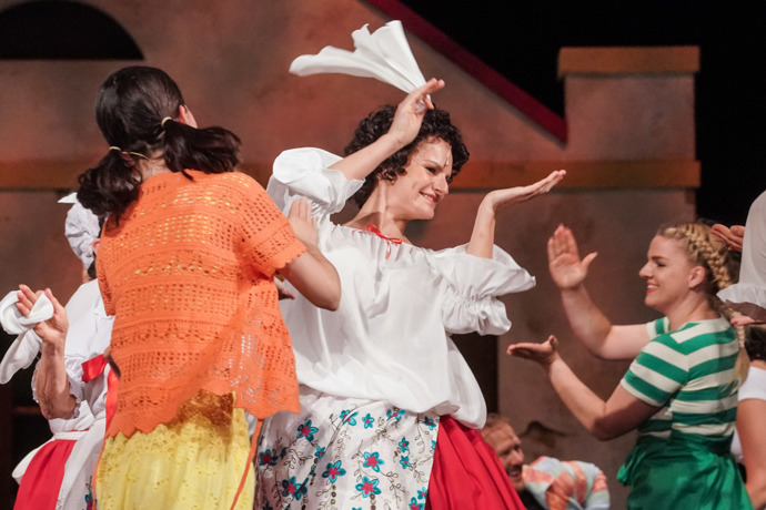 Škopková je sice lehce vycpaná, herečkám to ale nesmí překážet během tance.