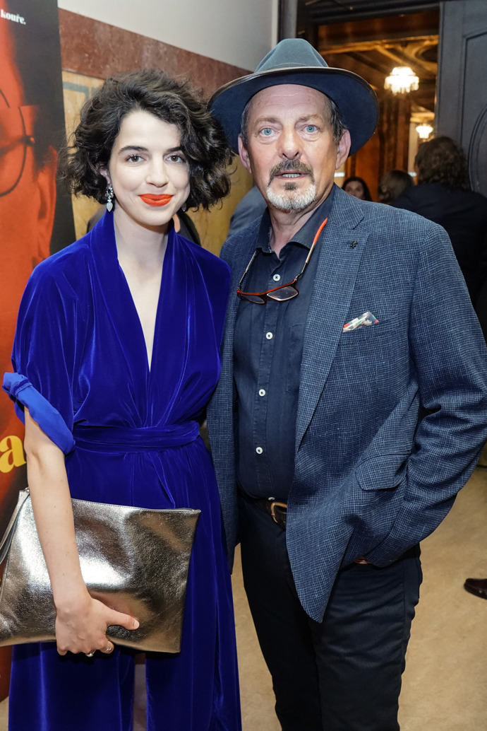 S Antoniinými havraními vlasy skvěle ladí také výraznější barvy, jako například královská modř.