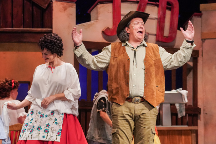 V roli předsedy JZD se alternují Richard Genzer a Václav Vydra. Ve filmu si ho zahrál Miroslav Zounar.