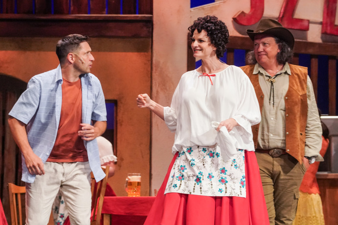 Iva Pazderková se v roli Škopkové alternuje s Adélou Gondíkovou.