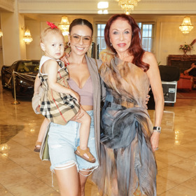 Podobně odlehčeně oblečená se objevila také po hlavním programu velké módní přehlídky, na které vystoupila. Zde pózuje s dcerkou Ruminkou a návrhářkou Blankou Matragi.