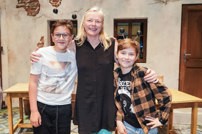 Babička Škopkových v podání Heleny Dytrtové pózuje s chlapci, kteří v muzikálu alternují syna Škopkových - ten otráví králíky barvičkami. Babičku si ve filmu zahrála Erna Červená.