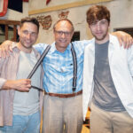 Filmový představitel Šimona Pláničky Pavel Kikinčuk se v muzikálu Slunce, seno, jahody také objevuje - ovšem jako manžel Škopkové. Zde pózuje s muzikálovými Šimony Martinem Písaříkem (vlevo) a Romanem Tomešem (vpravo).