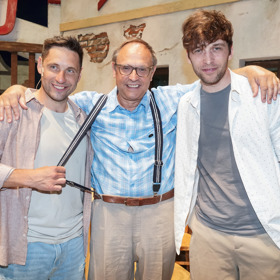 Filmový představitel Šimona Pláničky Pavel Kikinčuk se v muzikálu Slunce, seno, jahody také objevuje - ovšem jako manžel Škopkové. Zde pózuje s muzikálovými Šimony Martinem Písaříkem (vlevo) a Romanem Tomešem (vpravo).