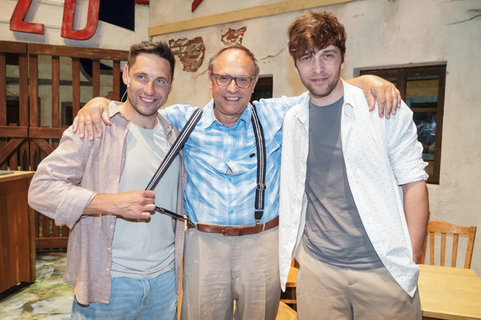 Filmový představitel Šimona Pláničky Pavel Kikinčuk se v muzikálu Slunce, seno, jahody také objevuje - ovšem jako manžel Škopkové. Zde pózuje s muzikálovými Šimony Martinem Písaříkem (vlevo) a Romanem Tomešem (vpravo).