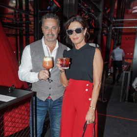 Martin Dejdar přišel s manželkou Danielou na Campari party. Daniela dodržela dress code, který v outfitu požadoval červený akcent.