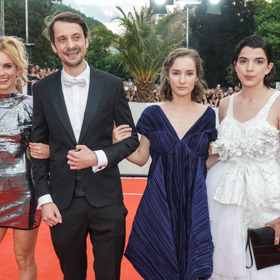 Delegace snímku Hranice lásky na červeném koberci (zleva): Hana Vagnerová, Matyáš Řezníček, Eliška Křenková, Antonie Formanová.