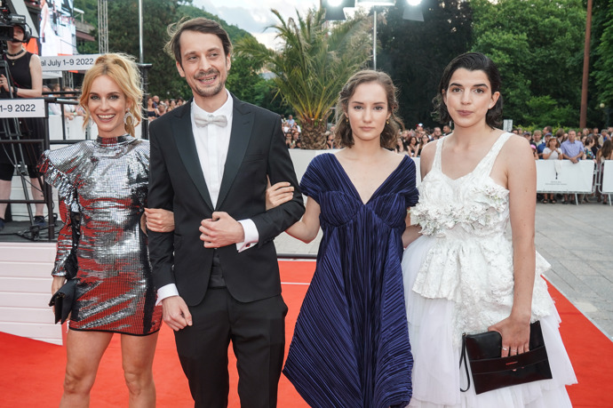 Delegace snímku Hranice lásky na červeném koberci (zleva): Hana Vagnerová, Matyáš Řezníček, Eliška Křenková, Antonie Formanová.